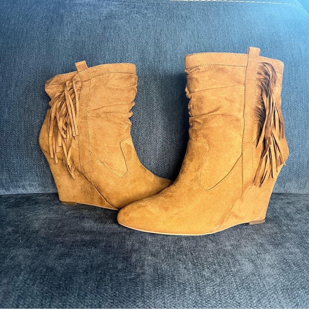 Women’s Camel color suede wedge ankle boots with fringe size 8 western booties